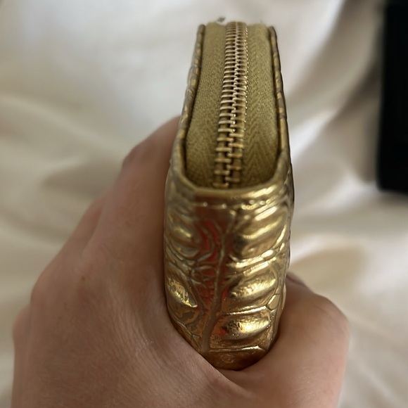 Chanel Egyptian Gold Croc Embossed Zip Around Card Holder - Picture 4 of 16